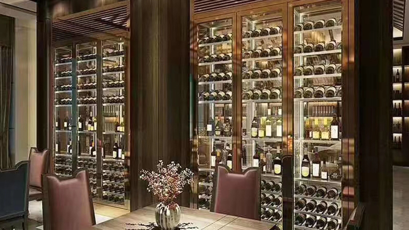 The hotel uses stainless steel wine cabinets to make you simple and fashionable